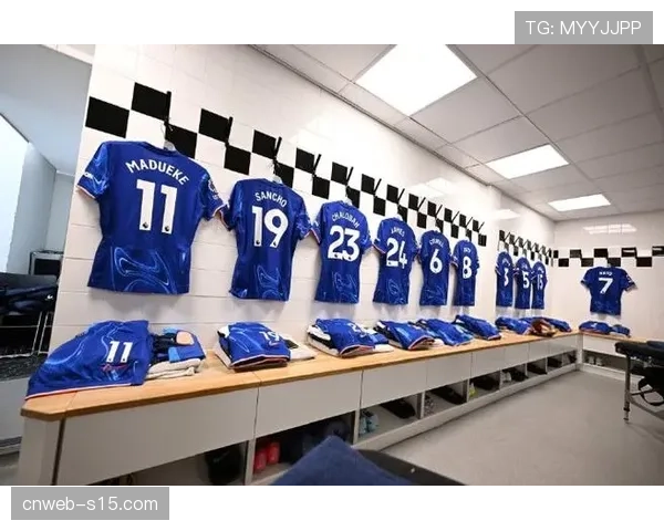 更衣室瞬间:切尔西·格雷在白板上为年轻队员讲解最后一次进攻的战术选择 更衣室瞬间:切尔西·格雷在白板上为年轻队员讲解最后一次进攻的战术选择